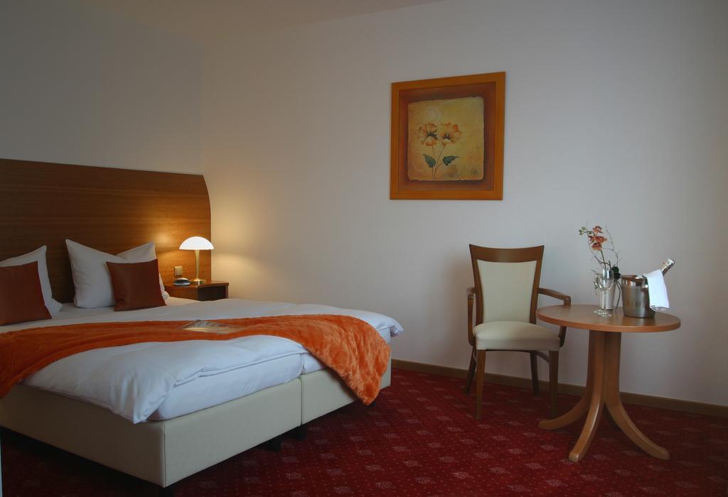 Hotel Zur Pfalz คันเดล ภายนอก รูปภาพ